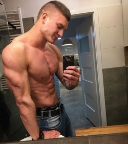 slavic-carpathian-hunks:  Muscular Polish guy