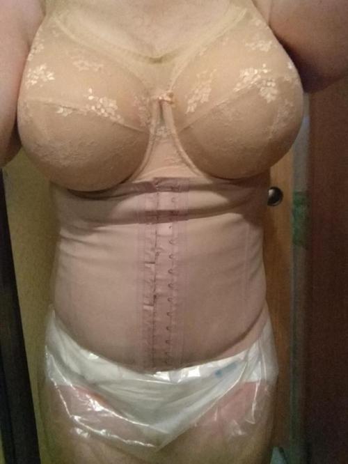 Some lovely pics by @sissybabysjourney for all to enjoy. And boy did I enjoy ‘m. Diapers, nice big t