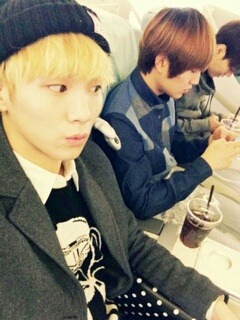   130113 Key me2day update [Key] 말레이시아 출국!!! 사진….찍으면…좀 쳐다…..봐…줘 …… 애나 어른이나 핸드폰하네  