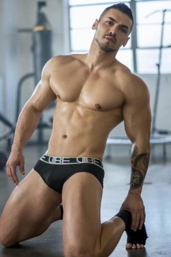 AlanPalmSprings Likes His Men!