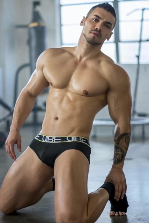 AlanPalmSprings Likes His Men!
