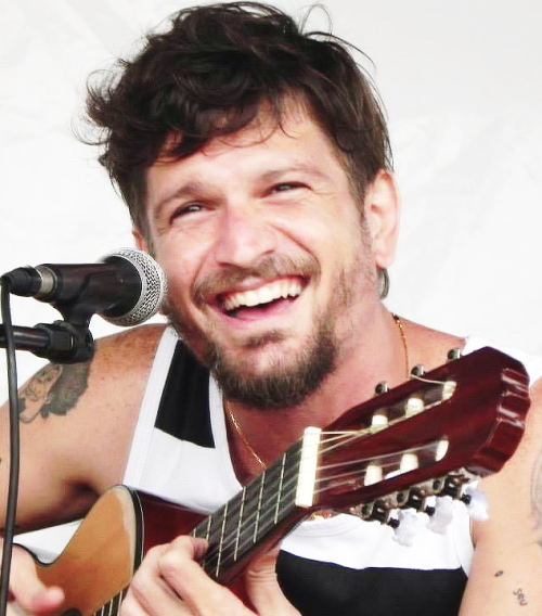 poetizeianalua:  esse sorriso q me deixa sem chão ❤️ 