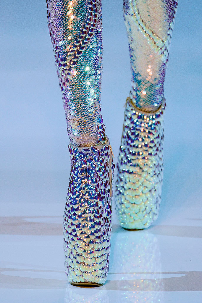 girlannachronism:  Alexander McQueen spring 2010 rtw details