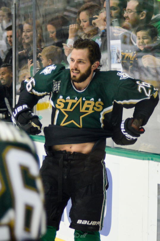 Tyler Seguin fighting with the throwback jersey | Dallas Stars Warmups | November 24, 2017
