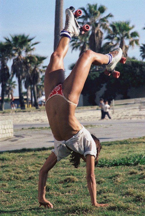 atomic-chronoscaph:Roller Skaters - Venice Beach (1979)