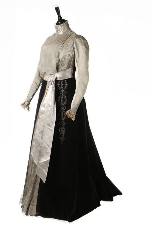 Worth house dress, 1897From Kerry Taylor Auctions 