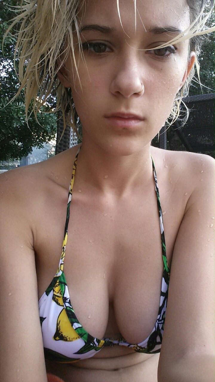 sauviter:  how i look when fuckboys are staring at me at the pool