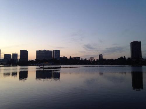 #sunset, #lakemerritt #oakland #california #gondola #beautifulbride (at Lake Merritt)