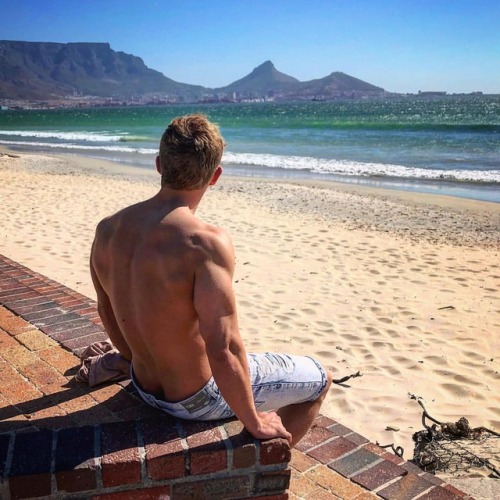 ❌ NO UNDERWEAR WARNING! ❌ @paul_cassidy_real at his first trip to Cape Town. #belami #boy #muscle #m