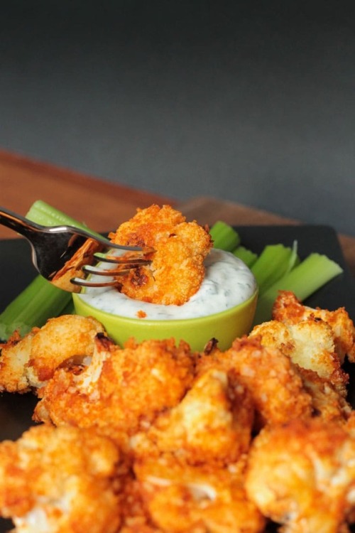 fullyhappyvegan:BUFFALO CAULIFLOWER BITES AND CHEATER VEGAN RANCH DIP