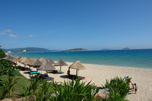 The South China Sea coast at Hainan (by Ppntori)