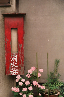 ethertune:  an alley in Gion Kyoto cloudy