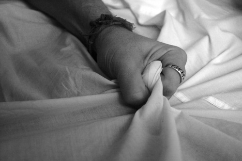 ourholdonpainends:
“Però alla fine di questo dolore
sarà fin troppo alla luce del sole
ciò che rimane di noi
cosa rimane di noi
però alla fine di questo dolore
dovremo sempre comunque contare
su ciò che rimane di noi
cosa rimane di noi
”