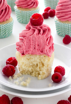 verticalfood:    Lemon Cupcakes with Raspberry