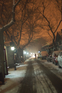 pprodigal:  Red sky, white streets. 羊房胡同，北京