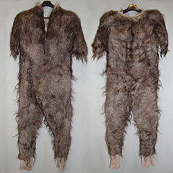 According to the info on this pic, this is the suit used by Benicio Del Toro in “Wolfman&rdquo