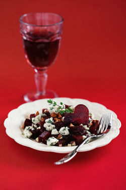 beautifulfoodisamust:  Beetroot, blue cheese and spicy almond salad by laperla2009 on Flickr.