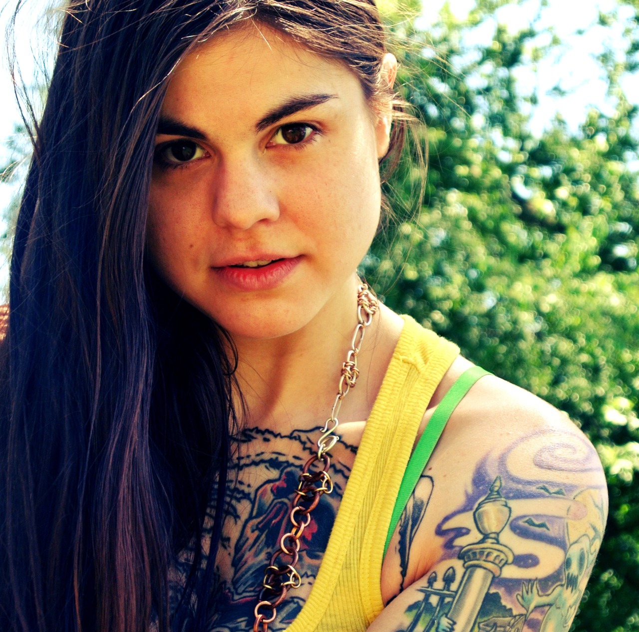 brokemywindinchain:  Sunshine, link jewelry, and leg bruises. 