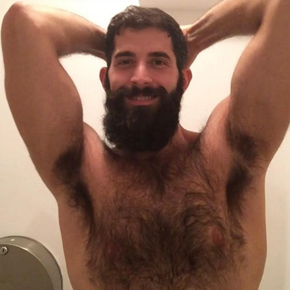 lovehairybushgdl: Wow que chulo y peludo tiene esas axilas para pegar mi nariz ahí