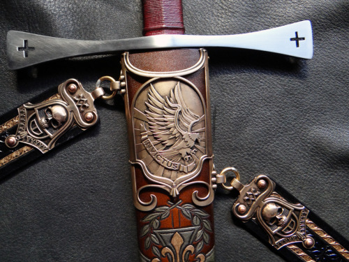 A recently completed commission for the Albion Ljubljana sword. This one is a Warhammer 40K themed f