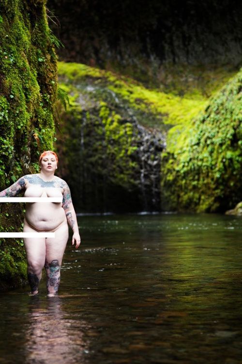 theslaybymic:Amy Wisehart, a Portland based photographer, started the “Nude in Nature” p