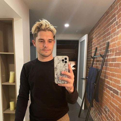  andymientus: “Taking this opportunity to come out as blonde. 35 and feelin fine. Toast courtesy of 