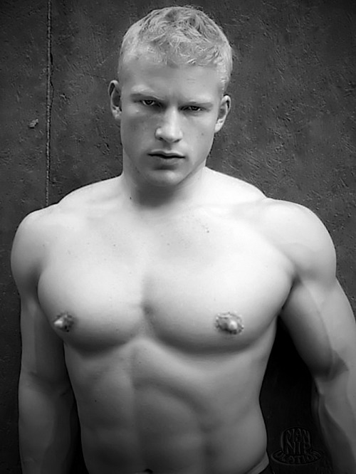 setious:  jackingymboy:  kyrbrlvr:  3leapfrogs:  www.3leapfrogs.tumblr.comThanks (:)(:)(:)~  Damn BLOND STUD WITH NIPS I WANT TO CHEW ON !!!   Those Nips are ready for some play action. 