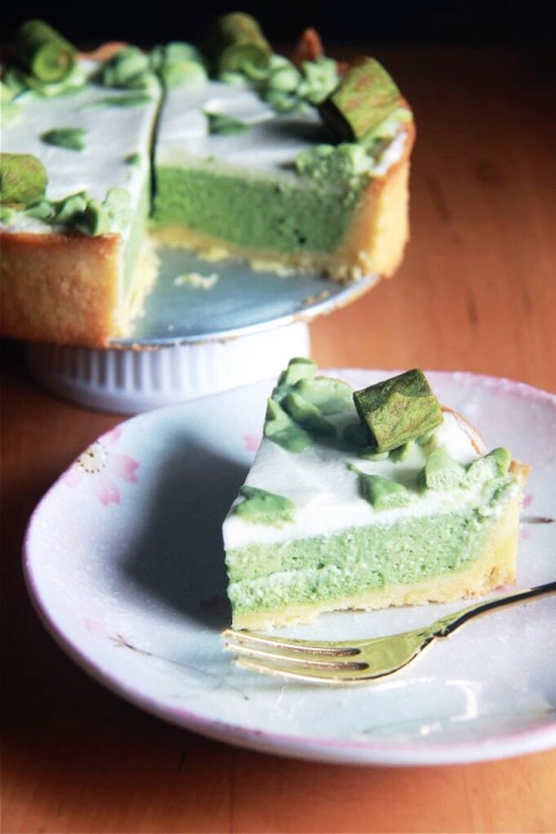 magicalfoodtime: (via Crumbs and Cookies: matcha cheesecake.)