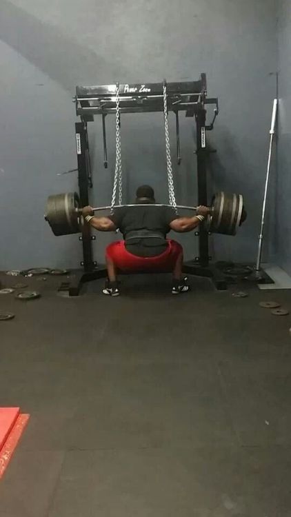fit2leadu:  500fairytales:  barbellbuddies:  Ray Williams 900 lbs squat raw.  i read an interview with this dude and he said he got his strength from “cornbread and buttermilk” i felt a spiritual connection  Well shit 