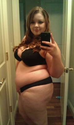 thickgirls4us:  milfthick:  Cute bbw showing