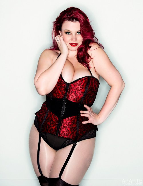 italiankong:  The always sexy-beyond-words curvy redhead Ruby Roxx. One of the all-time great curve models/pinups.  Pretty.