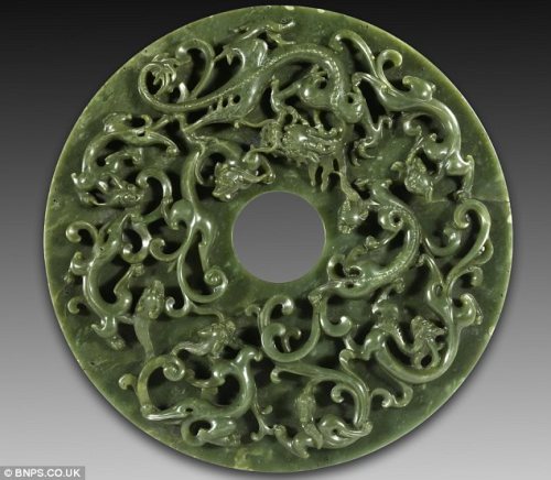 historyarchaeologyartefacts:Carved jade ornament, Shang Dynasty, China 1600 to 1046 BC.[634x553]