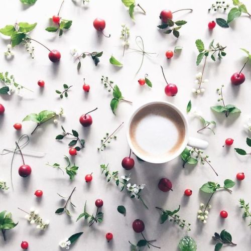 jabletown:culturenlifestyle:Artist Who Combines Beautiful Flowers and Coffee in Poetic CompositionsS