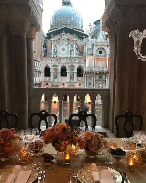 legendary-scholar:  Breakfast outside the Doge’s Palace, Venice.