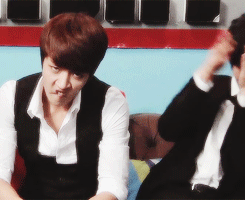 eteru:  Myungsoo always laughs at whatever things Sungyeol does 