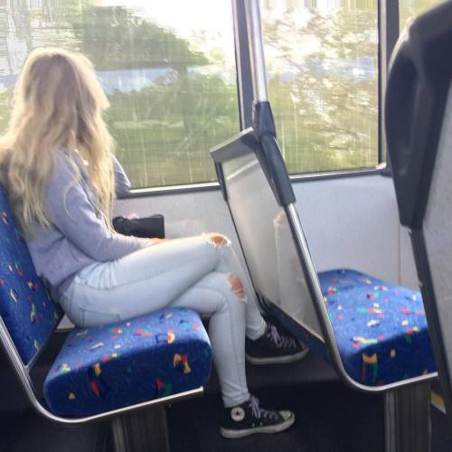 hereescapehaven:Winter tomorrow ☺️⛸☃⛄️ #bus #blondehair #converse #jeans #jumper #autumn #window #ha