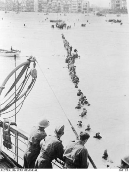 British soldiers wading out to a destroyer off the Dunkirk coast (May/June, 1940).