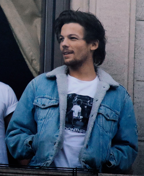 calmdowncurrly: louis and the denim jacket, milan