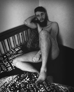 samuel-alexander:  Cornered. Photo by @richardglen70. #photography #blackandwhite #nekkid #beard #bearded #beardedmen #menwithbeards #beardy #hairy #strippedbeard #coldinhere