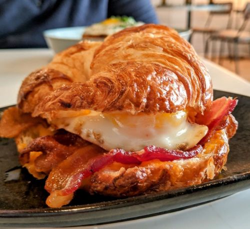 nolafoodporn:Everything is better on a croissant! Like this fried egg sandwich with fermented chili 