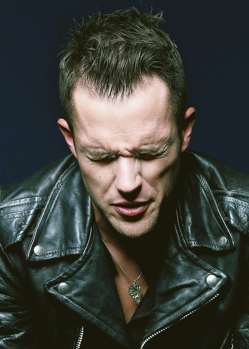 ineedirectiontoperfection:  16-17 / 50 Favorite pictures of Brandon Flowers 