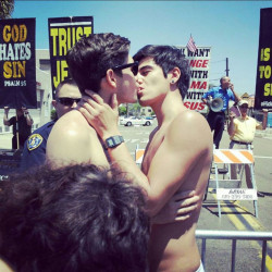 luckytobegay:  kyboth:  X  kiss against hate, Jesus would have loved it :) 