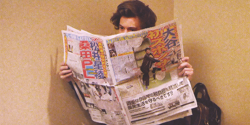 One Direction News — Gif: Harry reading a Japanese newspaper - 1D 3D...