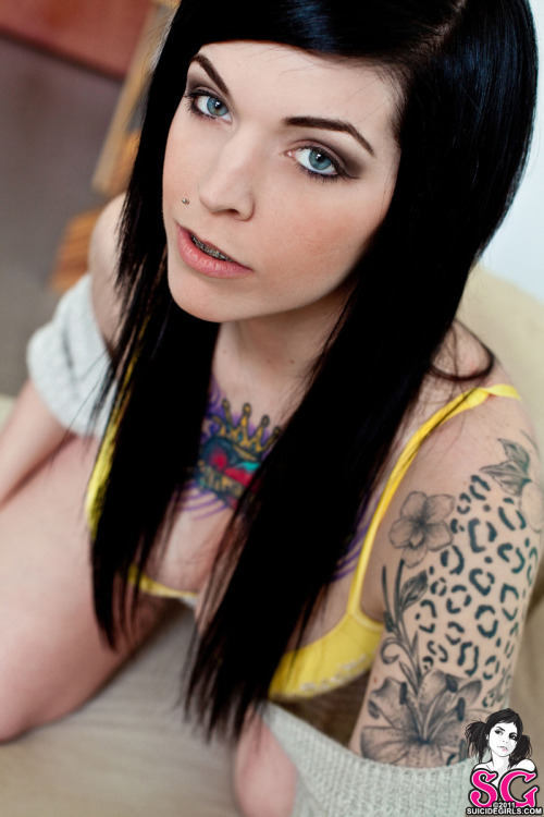 tattooedwomenarebeautiful:  Modèle: Acacia  Beautiful!!!