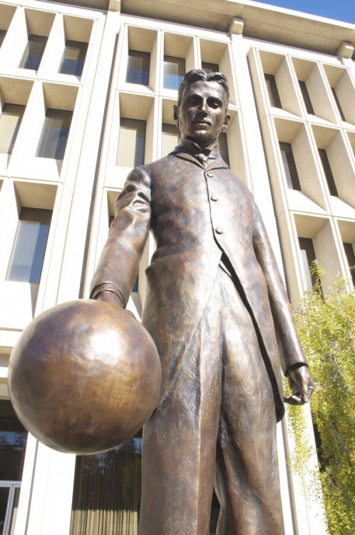 scientificphilosopher:This is a life-size statue of Nikola Tesla  and it radiates free Wi-Fi. T