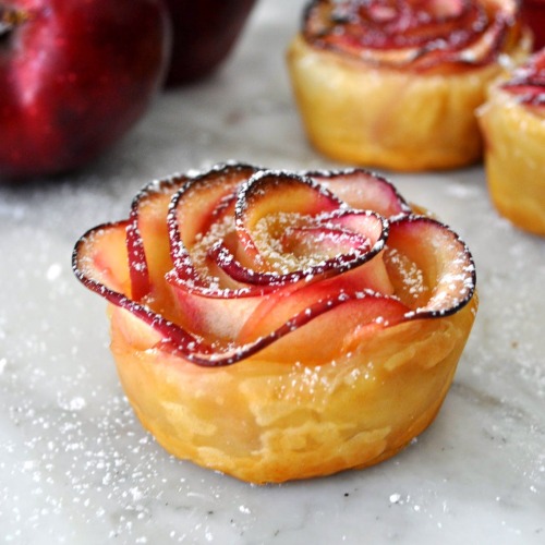 justdoitdaily-fitblr:beautifulpicturesofhealthyfood:Rose Shaped Baked Apple Dessert…RECIPEEXC