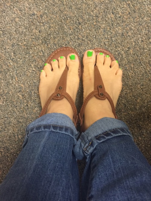 barefootslutwives: Sexy barefoot sluts Looks like midget toes!!!