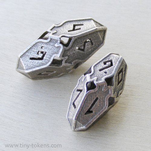 I also designed a smaller version of my Amonkhet d10 spindown dice. This one is 3d-printed in steel 