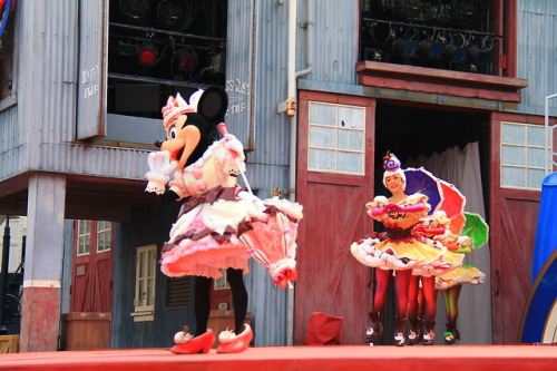 Minnie Mouse and crape girls on A Table is Waiting