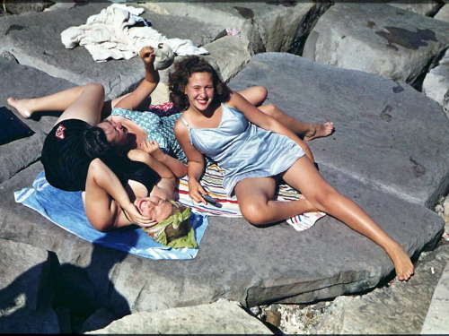 Photo by Charles W. Cushman: Three girls and a boy form spokes of a wheel at Promontory Point, July 